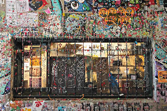 Gum Wall, Seattle, Washington: Bức tường kẹo cao su vạn hoa đã có ở đây từ những năm 1990 - nó kéo dài hơn 15m và thường xuyên được những người thích nhai kẹo cao su ở Seattle ghé thăm. 
