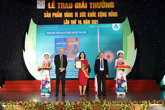 Bà Phạm Nguyệt Hằng (đứng giữa) – đại diện nhãn hàng Anvitra vinh dự lên nhận giải từ đại diện BTC là GS.TS Lê Văn Chuyền và PGS.TS.BS Hồ Bá Do