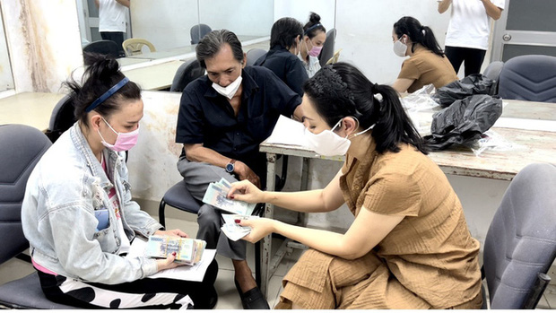 Nghệ sĩ Trịnh Kim Chi (phải) trả lại số tiền hơn 244 triệu đồng chi phí mua bảo hiểm cho con gái của nghệ sĩ&nbsp;Thương Tín