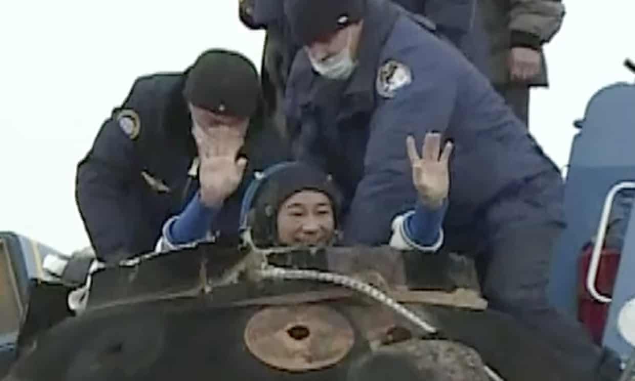Tỷ phú Yusaku Maezawa trở về Trái đất sau 12 ngày du lịch vũ trụ (ảnh: SCMP)