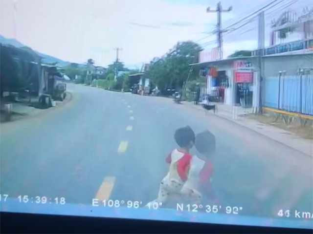 Tin tức ô tô - Tài xế "ngừng tim 2 giây" khi đang lái xe gặp trẻ nhỏ bất ngờ lao sang đường