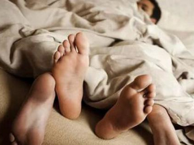 Bạn trẻ - Cuộc sống - Đang "vụng trộm" dở thì chồng nhân tình bất ngờ đi làm về sớm, gã trai chỉ kịp mặc mỗi quần trong trốn vào chỗ "lộ thiên" nhưng không ai ngờ đến