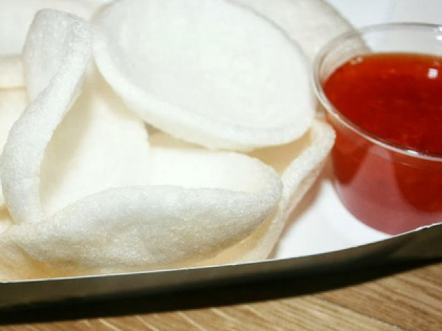 Ẩm thực - Chỉ 1-3 phút là có đĩa phồng tôm nở to, thơm nức cho cả nhà ăn mà không cần dùng dầu mỡ, để cả ngày vẫn giòn tan