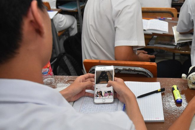 Gia đình, thầy cô nên dành thời gian quan tâm, chia sẻ để học sinh hiểu và cảm nhận những mối quan hệ tốt đẹp. Ảnh: TẤN THẠNH