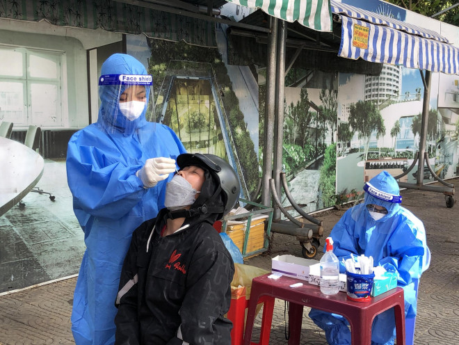 Ngành Y tế Bạc Liêu test SARS-CoV-2 ngẫu nhiên đối với người tham gia giao thông tại TP Bạc Liêu