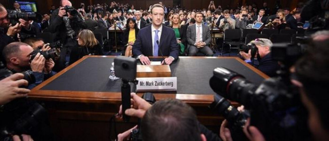 Ông chủ Facebook Mark Zuckerberg phải điều trần sau rắc rối Cambridge Analytica. Ảnh: AFP.