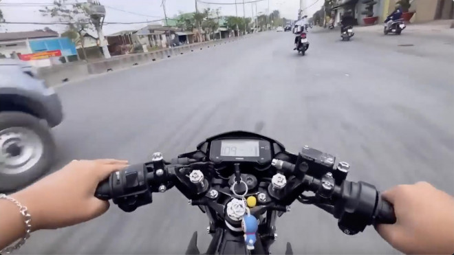Nam thanh niên điều khiển "xe độ" với tốc độ lên tới 109km/h.