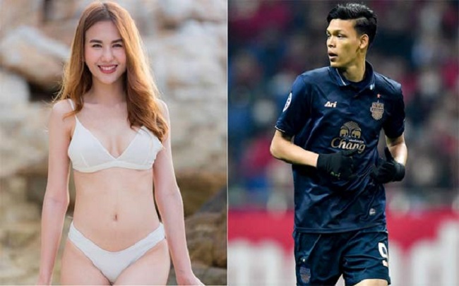 Supachai Jaided là tiền đạo triển vọng của bóng đá Thái Lan. Chân sút này đang hẹn hò cùng người đẹp Butsakorn Eakkaphan. Supachai và Butsakorn vừa kỷ niệm ba năm yêu nhau hôm 3/11.
