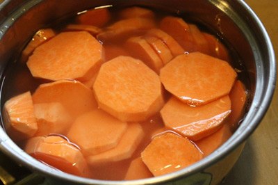 Khoai lang cắt thành miếng rồi ngâm trong nước lạnh.
