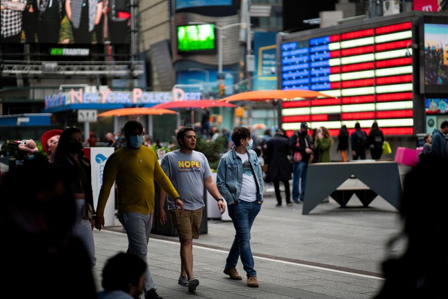 Người dân Mỹ đi bộ trên Quảng trường Thời đại (New York). Ảnh: Reuters