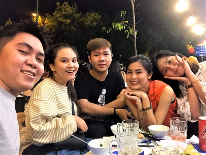 Nguyễn Phương Nhi cùng hội bạn tại quán ốc sinh viên thân thuộc.
