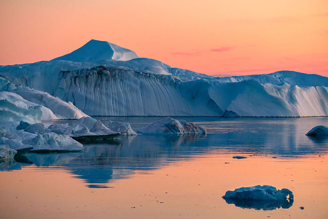 4. Màu sắc siêu thực của mặt trời lúc nửa đêm tại vịnh băng Icefjord.
