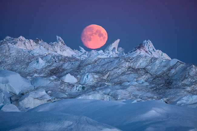 9. Sông băng Sermeq Kujalleq hằng năm tạo ra hơn 35km3 băng, chiếm 10% băng ở Greenland, nhiều hơn bất kỳ sông băng khác.
