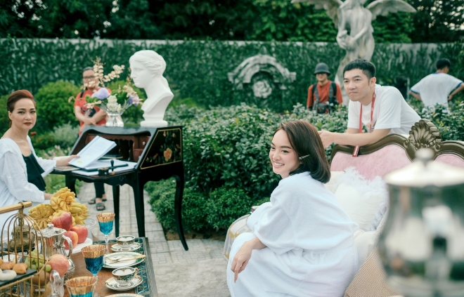 Kaity Nguyễn cùng diễn viên Lê Khanh, nam đạo diễn Nam Cito cùng&nbsp;ê-kíp trong bối cảnh tại Huế