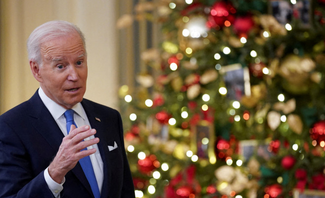 Tổng thống Biden nói về cuộc chiến chống biến thể Omicron hôm 21-12. Ảnh: Reuters