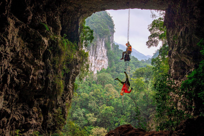 Đu dây ở độ cao 100 mét bên trong hố sụt.