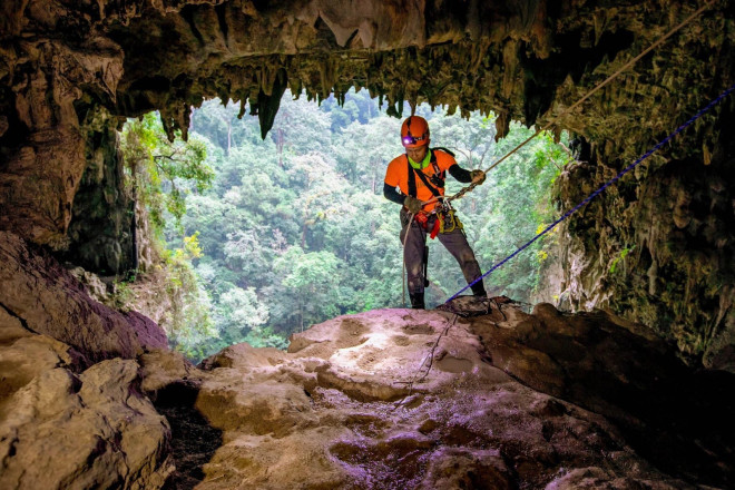 Mặc dù đã mở cửa đón du khách, tuy vậy tour đến Kong cũng mở khá hạn chế vì tính chất khó khăn đặc thù của nó.