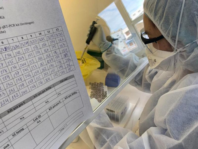 Xét nghiệm RT-PCR chẩn đoán COVID-19. Ảnh: HOÀNG LAN