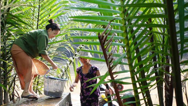 Chị Năm với 5 kg tép lưới được mỗi ngày, trên môi luôn cười dù rất vất vả.