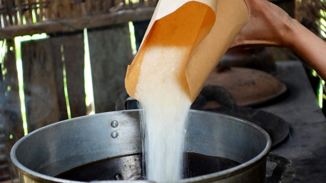 Nước mắm ngon và đường được nấu chung hòa tan và để nguội.