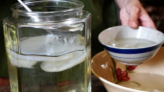 Cho 3 chén giấm nuôi vào