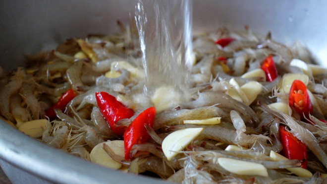 Cho giấm vào ướp trong 1 giờ để tép ngấm đều