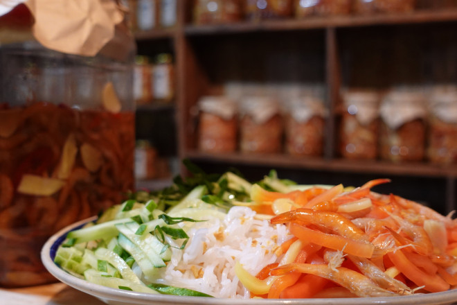 Thành phẩm mắm tép bạc đất được ăn với cơm nguội, cơm nóng, bún, cuộn bánh tráng...