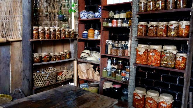 Căn bếp nhỏ với những lọ mắm tôm chua gợi thương nhớ cho những người con Bến Tre xa nhà