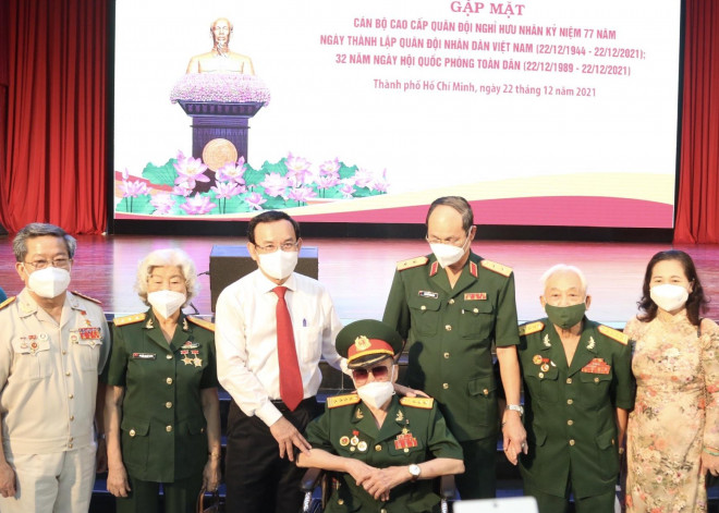 Ủy viên Bộ Chính trị, Bí thư Thành ủy TP HCM Nguyễn Văn Nên chụp ảnh kỷ niệm cùng cán bộ cao cấp quân đội nghỉ hưu.
