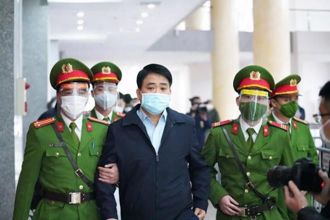 Ông Nguyễn Đức Chung được dẫn giải tới phiên toà sơ thẩm