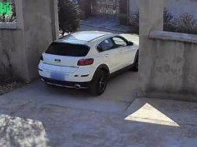 Bạn trẻ - Cuộc sống - Con dâu không lùi được xe vào nhà, hành động bất ngờ của mẹ chồng lập tức “gây bão mạng”