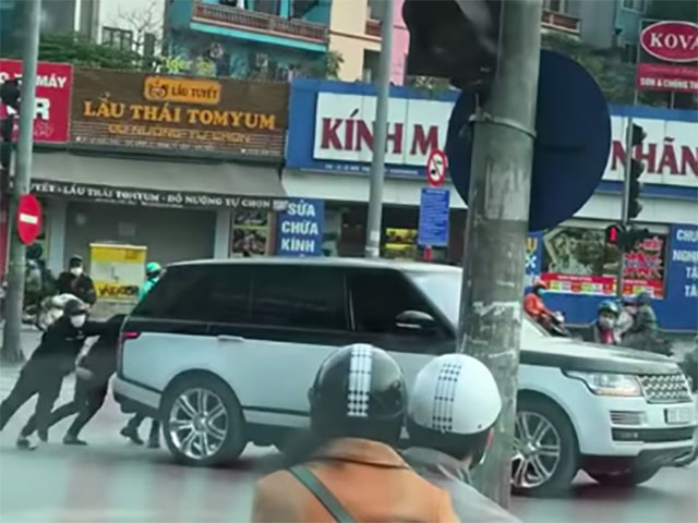 Tin tức ô tô - Range Rover Autobiography LWB gặp sự cố, chạy bằng "sức cơm" qua ngã tư