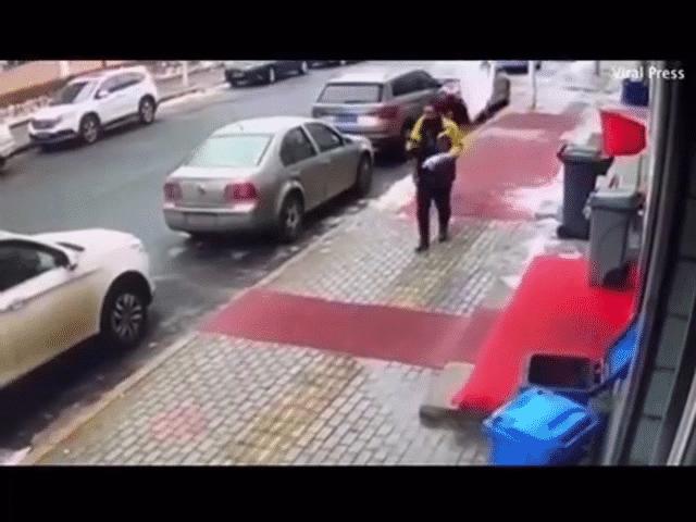 Phi thường - kỳ quặc - Mải bấm điện thoại, người đàn ông bị "thảm hoạ" rơi trúng đầu gây bất tỉnh