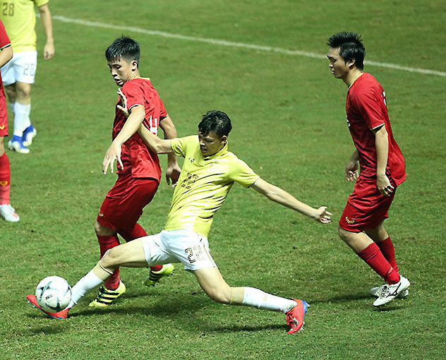 Fan Thái Lan nửa lo lắng nửa lạc quan tếu nhưng cố tình quên đi trận thua Việt Nam tại King’s Cup 2019. Ảnh: ANH VIÊN