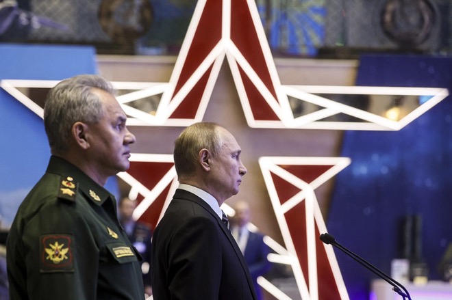 Bộ trưởng Quốc phòng Nga Sergei Shoigu (trái) tháp tùng ông Putin tham gia một sự kiện quân sự vào ngày 21.12.2021.