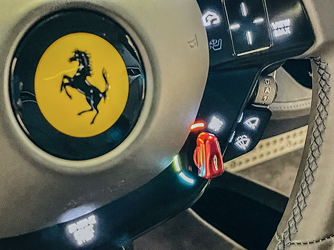 Chi tiết siêu xe Ferrari SF90 màu sơn độc tại đại lý Việt Nam - 14