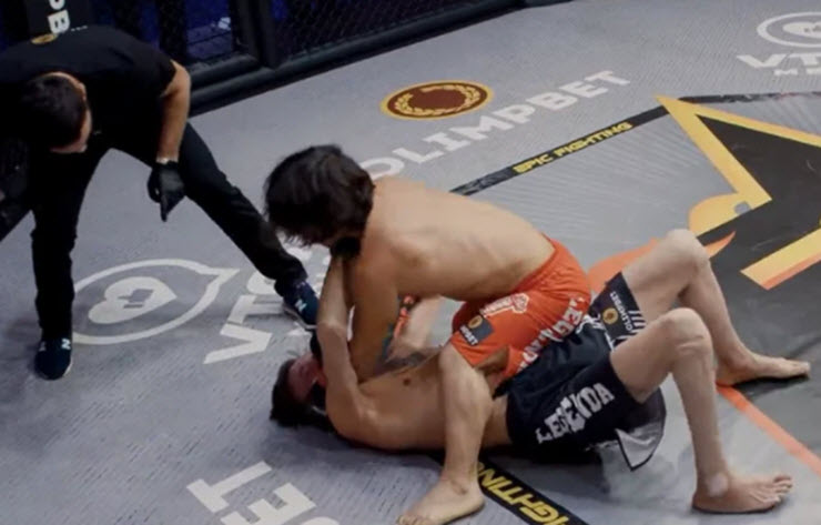 Võ sĩ "mang hơi thở rồng lửa" bị khuất phục bởi đối thủ kém 45cm