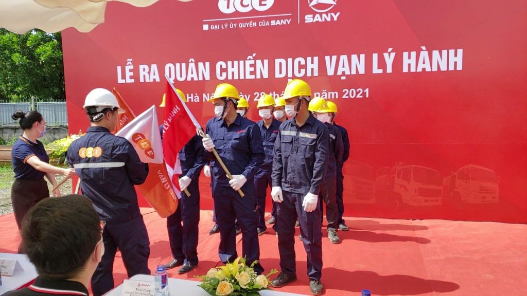Các kỹ sư, nhân viên dịch vụ TCE hô khẩu hiệu quyết tâm thực hiện Vạn Lý Hành 2021 thành công