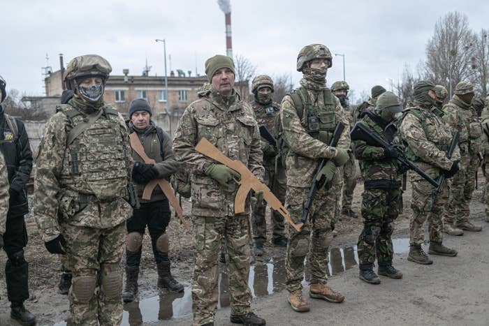 Một nhóm quân tình nguyện Ukraine đang huấn luyện chiến đấu (ảnh: Buzz Feed News)