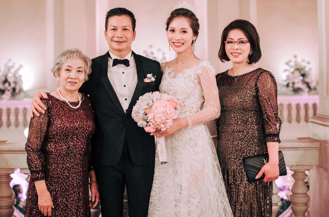 Nhắc đến những cặp đôi “chồng già - vợ trẻ” chắc chắn không thể bỏ qua vợ chồng nhà Shark Hưng. Vị đại gia đình đám này đang là chủ tịch của công ty cổ phần và phát triển bất động sản thế kỷ CENINVEST, kiêm giữ chức Phó chủ tịch hội đồng quản trị CEN Group.
