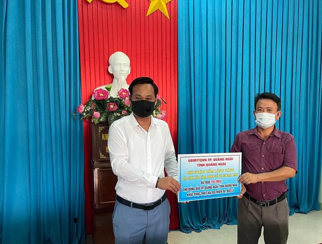 Đại diện nghệ sĩ Hoài Linh trao tiền hỗ trợ cho người dân TP. Quảng Ngãi, tỉnh Quảng Ngãi khắc phục thiệt hại do thiên tai, bão lũ.