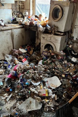 Chủ nhà sốc khi vào trong ngôi nhà cho thuê 18 năm chất đống cao đầy rác - 1