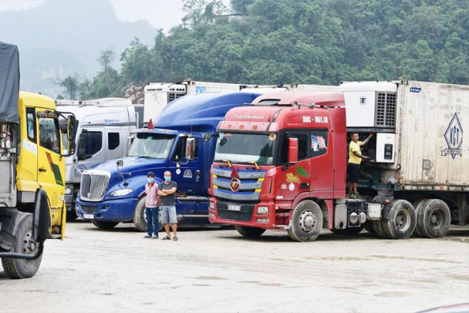 Hàng ngàn xe chở hàng Việt vẫn đang nằm chờ tại cửa khẩu phía Bắc. Ảnh: AN HIỀN