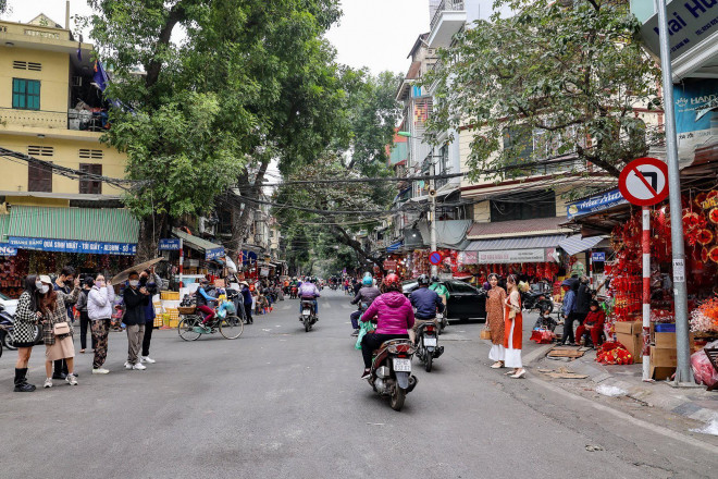 Noel năm nay, do ảnh hưởng của dịch COVID-19, phố Hàng Mã (quận Hoàn Kiếm, Hà Nội) rơi cảnh đìu hiu. Lượng người check-in cũng chỉ có&nbsp;lác đác...