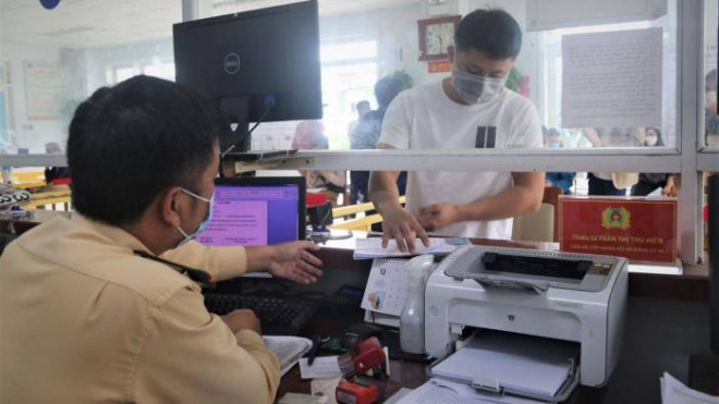 Sau khi nhận hồ sơ, Phòng CSGT sẽ đặt dập biển số cho phương tiện kinh doanh vận tải