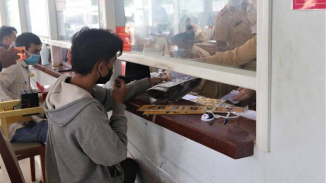 Người dân nhận biển số vàng tại Phòng CSGT Công an TP.Đà Nẵng trước hạn chót