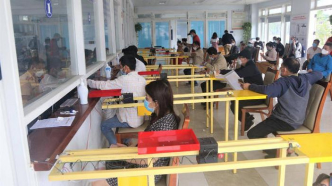 Người đến làm thủ tục khá đông, Phòng CSGT bố trí ngồi giãn cách, đảm bảo yêu cầu phòng, chống dịch