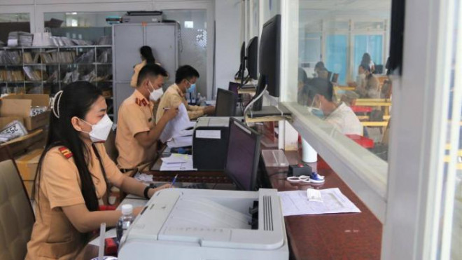 Lực lượng CSGT xử lý khoảng 200 lượt hồ sơ đổi biển số vàng mỗi ngày