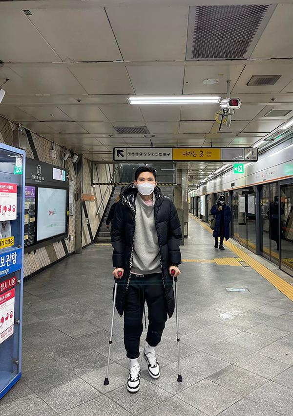 Đoàn Văn Hậu chụp ảnh ở ga tàu điện ngầm Hàn Quốc trong thời gian hồi phục chấn thương.