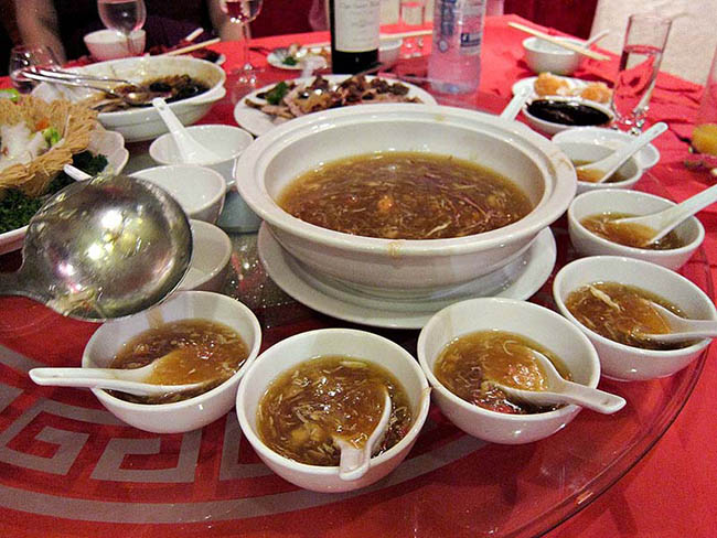 8. Súp vây cá mập

Súp vây cá mập là món ăn phổ biến ở Trung Quốc, thường phục vụ trong các dịp đặc biệt như đám cưới hoặc tiệc lớn. Nó được xem là món ăn xa xỉ trong văn hóa ẩm thực của người Trung. Món ăn này có nguồn gốc từ nhiều thế kỷ trước, được người dân tin tưởng có chức năng cải thiện ham muốn tình dục, cải thiện da dẻ, ngăn ngừa bệnh tim, giảm cholesterol.
